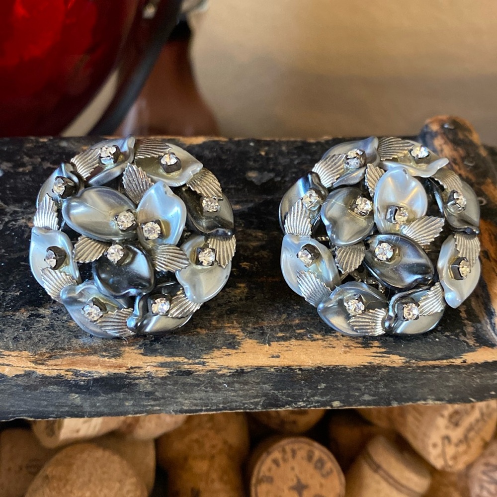 Vintage Leru clip earrings